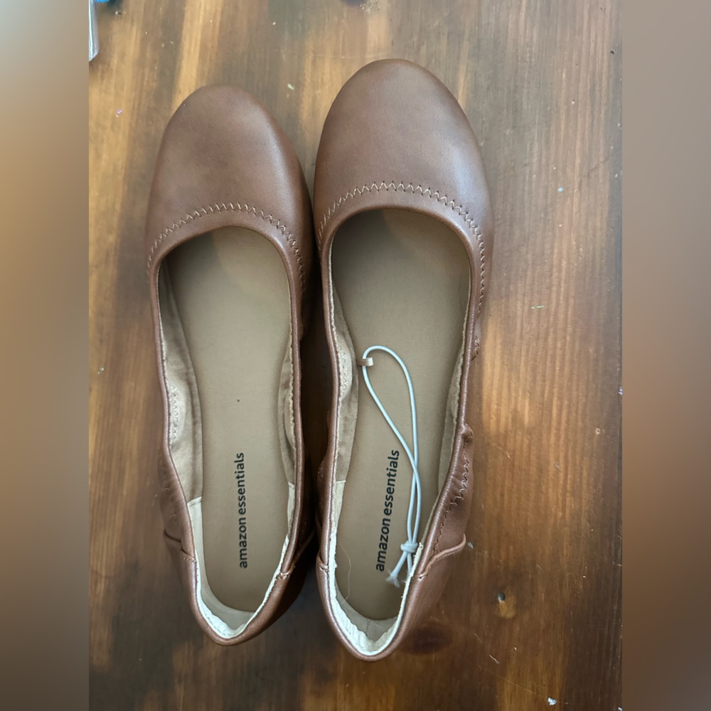 Amazon Essentials Women's Tan Ballet Flats